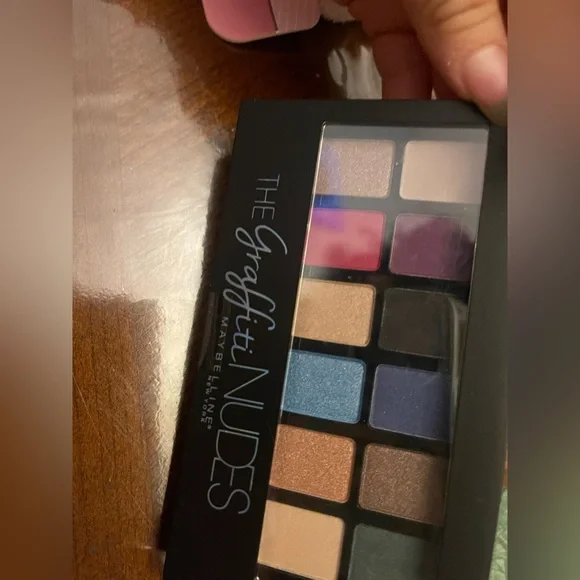 4 pieces  
2 brush sets  
2 eyeshadow palettes - Picture 7 of 7